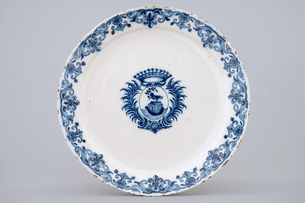Une assiette armoiri&eacute;e en fa&iuml;ence de Delft bleu et blanc, 18&egrave;me